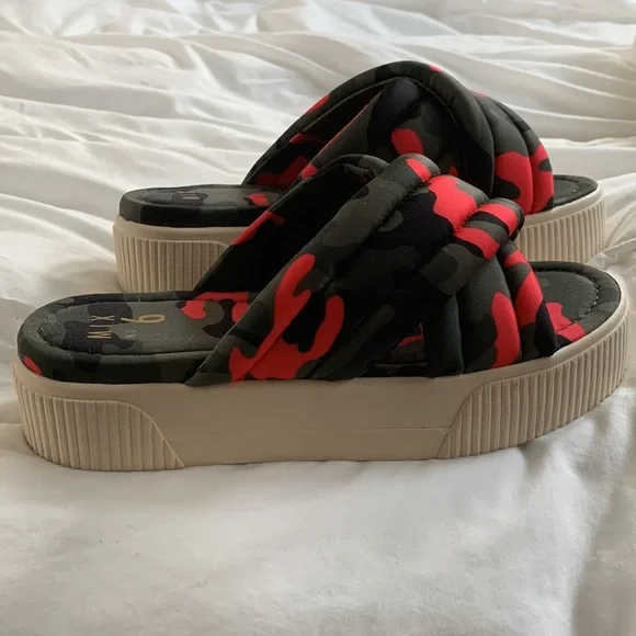 NWOT Adorable slides!!! - Picture 3 of 3